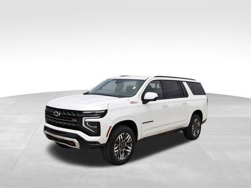 Used 2025 Chevrolet Suburban Z71 AWD/4WD image 2