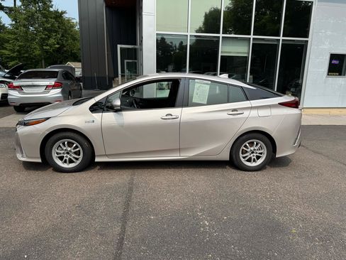 Used 2018 Toyota Prius Prime Premium image 2