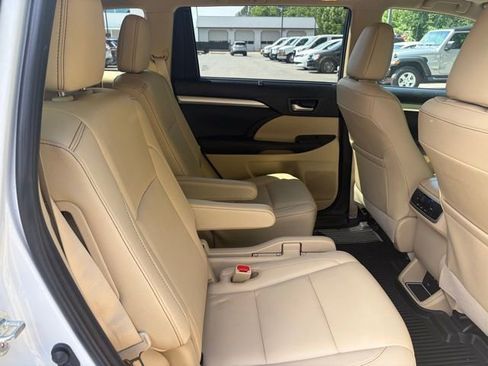Used 2019 Toyota Highlander XLE AWD/4WD image 24