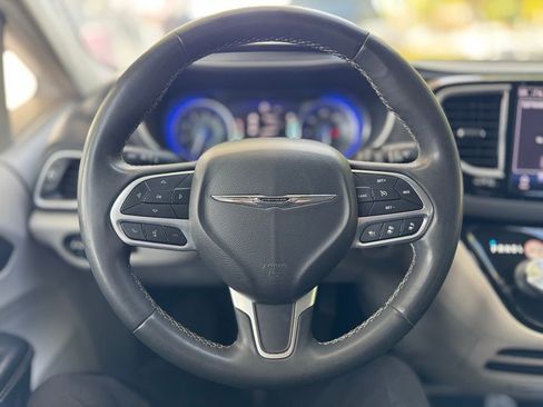 Used 2022 Chrysler Pacifica Touring-L image 6