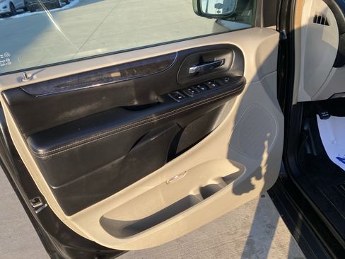 Used 2014 Chrysler Town & Country Touring-L w/ Driver Convenience Group image 4