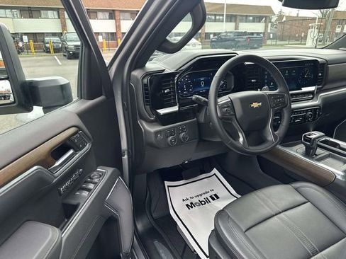 Used 2025 Chevrolet Silverado 1500 High Country w/ High Country Premium Package AWD/4WD image 13