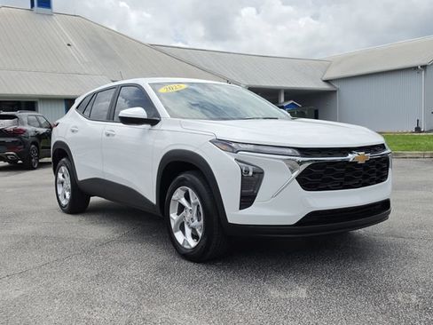 Used 2025 Chevrolet Trax LS w/ LS Convenience Package FWD image 7