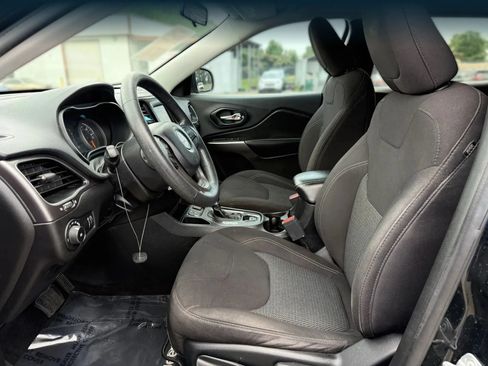 Used 2019 Jeep Cherokee Latitude w/ Popular Appearance Group FWD image 2