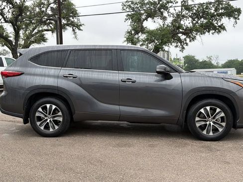Used 2023 Toyota Highlander XLE FWD image 4