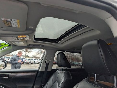 Used 2023 Toyota Highlander Limited image 3