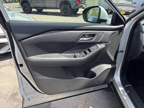 Used 2025 Nissan Rogue SV FWD image 18