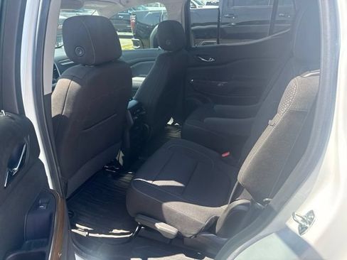 Used 2023 GMC Acadia SLE FWD image 7