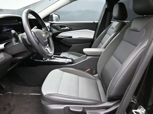 Used 2025 Chevrolet Trax LT w/ LT Convenience Package FWD image 11