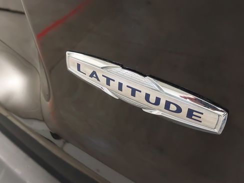 Used 2019 Jeep Cherokee Latitude w/ Cold Weather Group AWD/4WD image 33