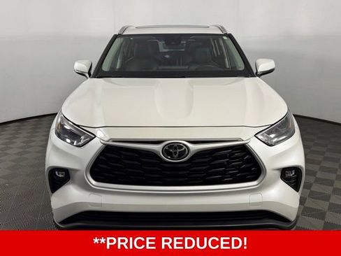 Used 2025 Toyota Highlander XLE FWD image 2