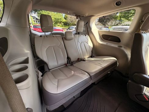 Used 2019 Chrysler Pacifica Touring-L FWD image 19