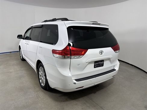 Used 2014 Toyota Sienna XLE image 3