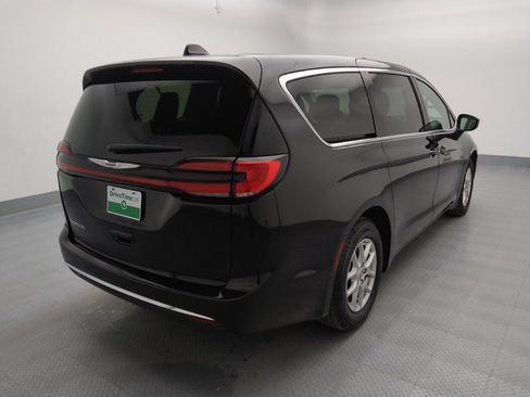 Used 2023 Chrysler Pacifica Touring-L image 9