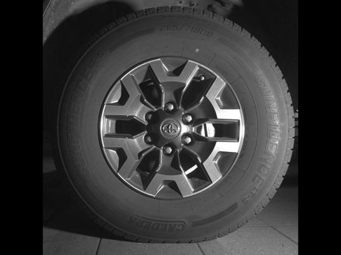Used 2020 Toyota Tacoma TRD Off-Road AWD/4WD image 10