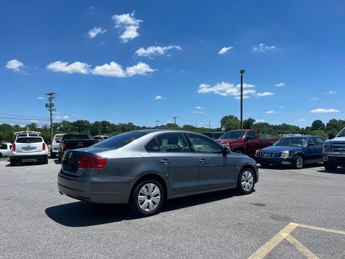 Used 2011 Volkswagen Jetta SE FWD image 25