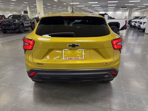 Used 2024 Chevrolet Trax RS w/ Sunroof Package FWD image 7