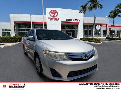 Used 2014 Toyota Camry LE FWD image 1