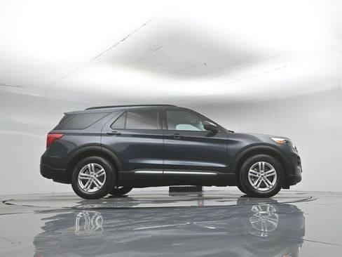 Certified 2023 Ford Explorer XLT RWD image 8