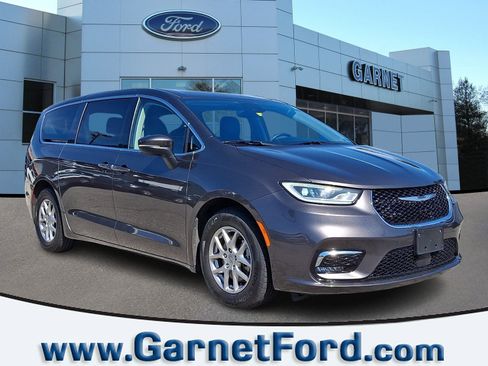 Used 2023 Chrysler Pacifica Touring-L FWD image 1