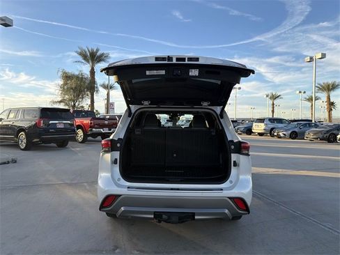 Certified 2022 Toyota Highlander Platinum image 31