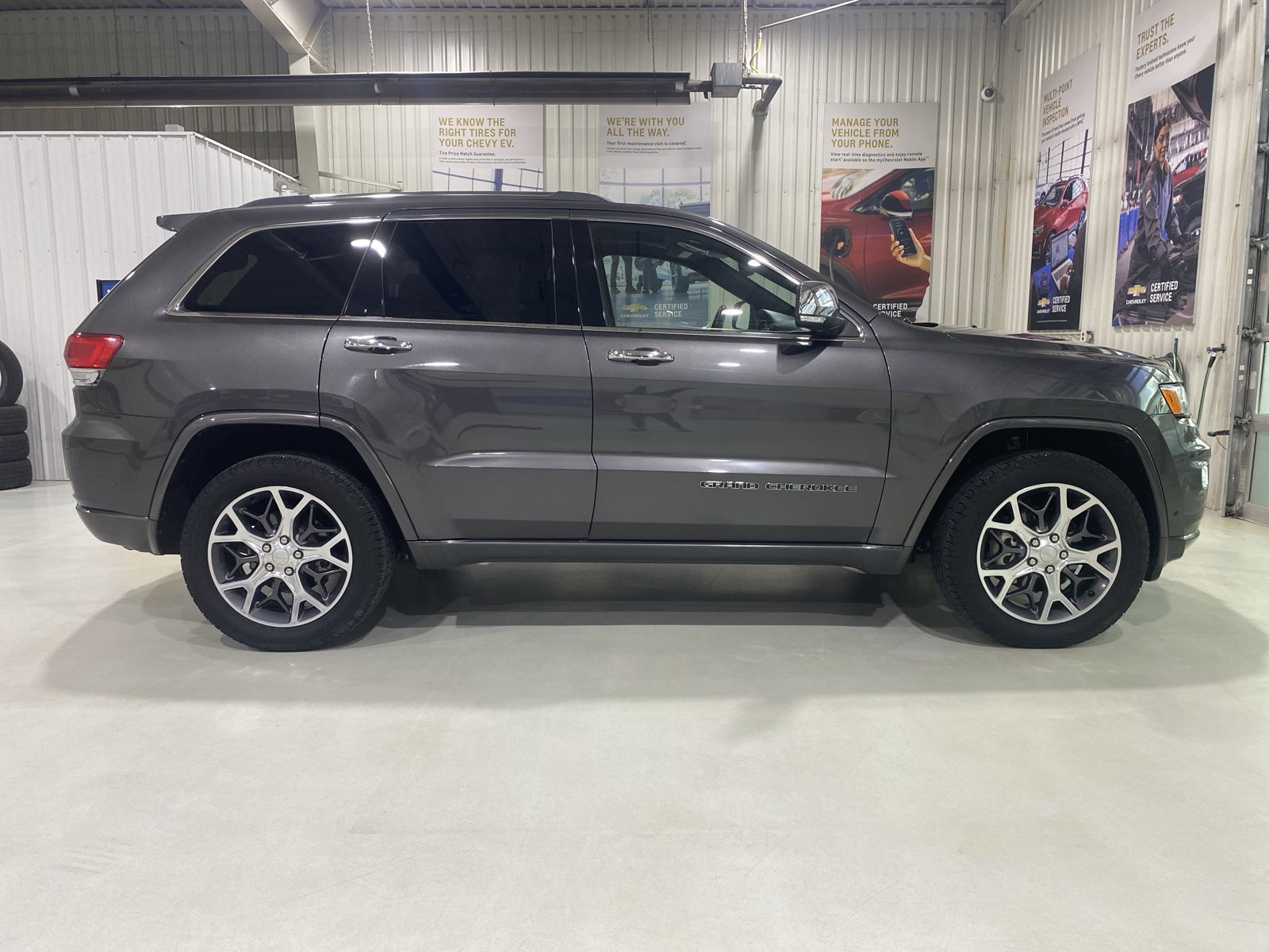 Used 2019 Jeep Grand Cherokee Overland AWD/4WD image 9