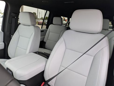 New 2025 Chevrolet Suburban Premier image 31