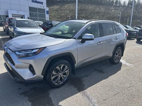 Used 2022 Toyota RAV4 XLE Premium image 20
