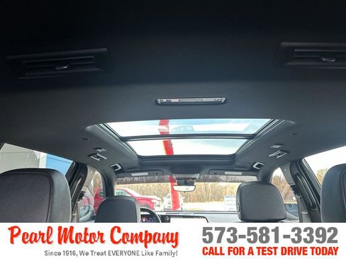 Used 2025 Chevrolet Traverse RS image 28