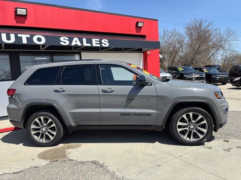 Used 2019 Jeep Grand Cherokee Laredo image 2