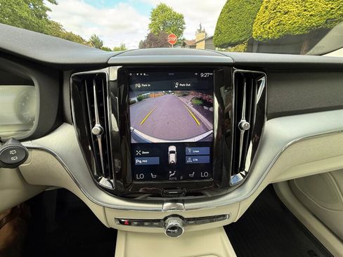 Used 2018 Volvo XC60 T5 Momentum w/ Convenience Package image 22