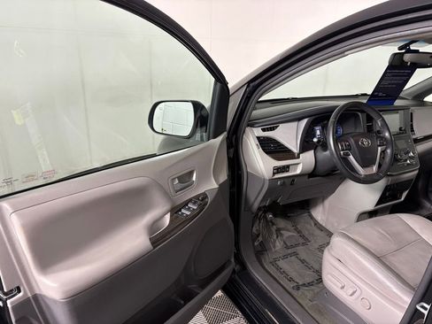 Used 2017 Toyota Sienna AWD image 12