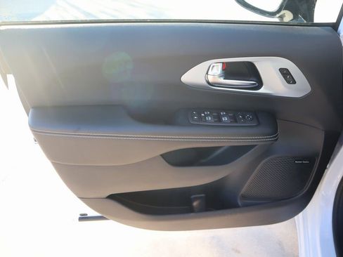 New 2026 Chrysler Pacifica Limited w/ Uconnect Theater Family Group image 18