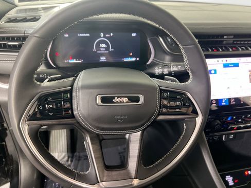 Used 2023 Jeep Grand Cherokee Overland image 11