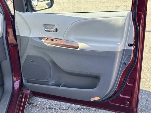 Used 2012 Toyota Sienna image 8