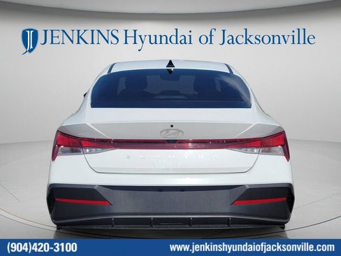 Used 2024 Hyundai Elantra SEL FWD image 8