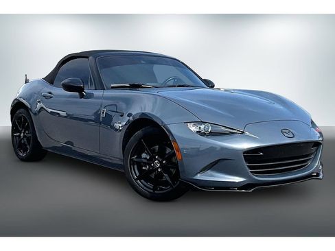 Used 2020 MAZDA MX-5 Miata Club w/ Interior Package RWD image 3