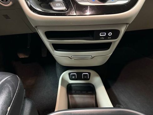 Used 2017 Chrysler Pacifica Touring-L image 18