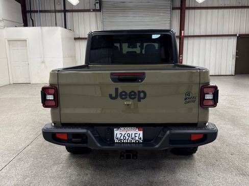 Used 2025 Jeep Gladiator Willys image 17