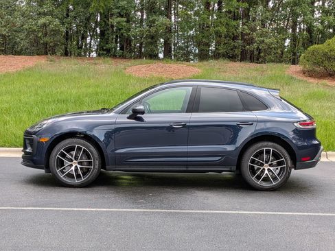 Certified 2023 Porsche Macan AWD/4WD image 2