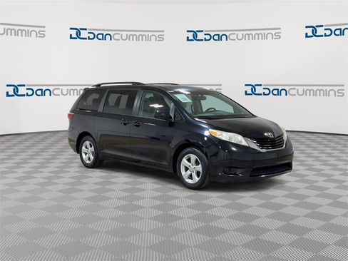 Used 2015 Toyota Sienna LE image 2