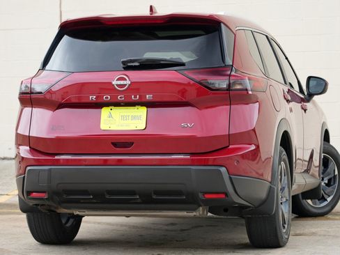 Used 2024 Nissan Rogue SV w/ SV Premium Package FWD image 4