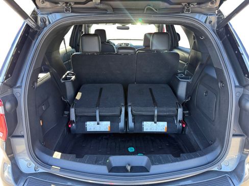 Used 2018 Ford Explorer XLT w/ Equipment Group 202A FWD image 17