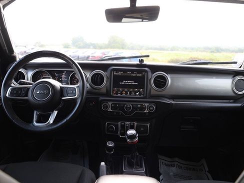 Used 2018 Jeep Wrangler Unlimited Sahara AWD/4WD image 14