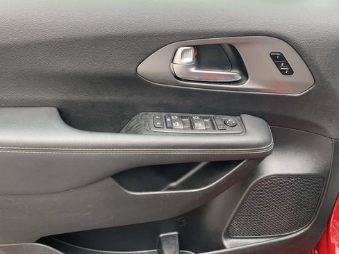 Used 2025 Chrysler Pacifica Select FWD image 15