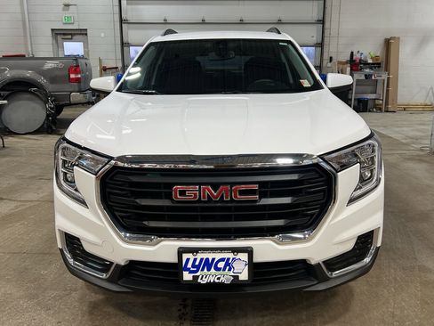 Used 2024 GMC Terrain SLE w/ Driver Convenience Package image 8