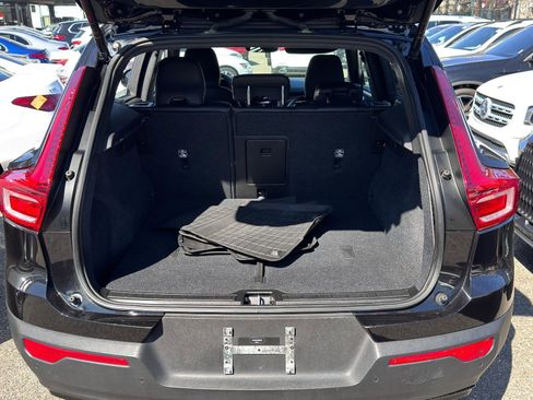 Used 2021 Volvo XC40 T5 R-Design w/ Climate Package image 8