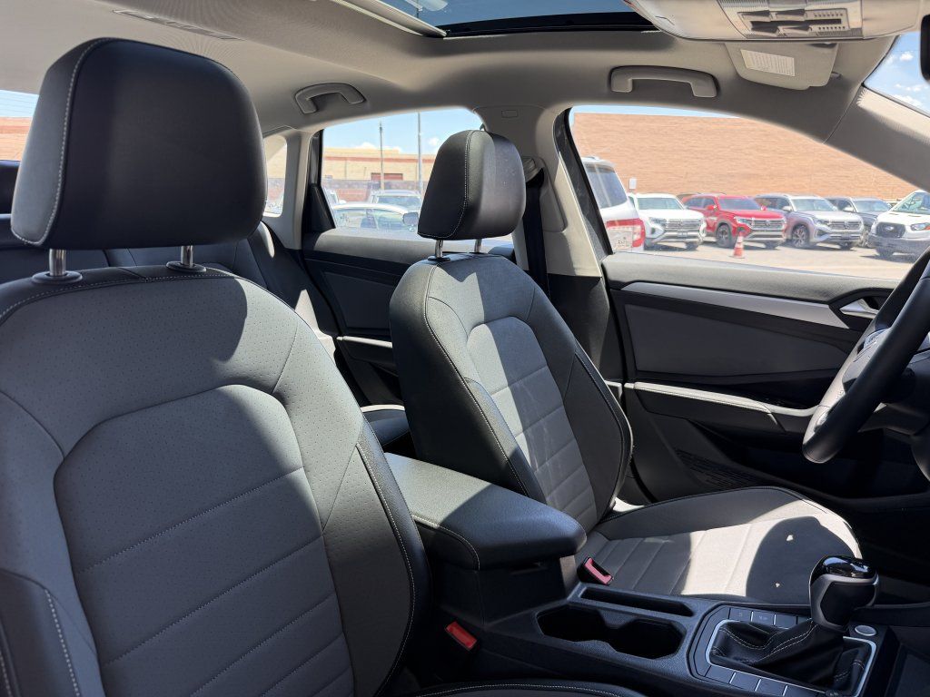 Used 2025 Volkswagen Jetta SE w/ Sunroof Package FWD image 40
