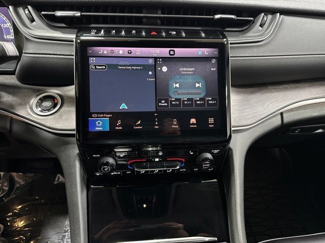 Used 2023 Jeep Grand Cherokee L Limited w/ Black Appearance Package AWD/4WD image 20