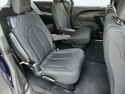 Used 2018 Chrysler Pacifica Touring Plus FWD image 29